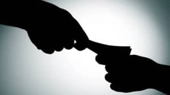 अंबडमध्ये दोन सापळे, तिघे जाळ्यात, ग्रामविकास अधिकारी, स्थापत्य सहायकासह तिघांवर गुन्हा